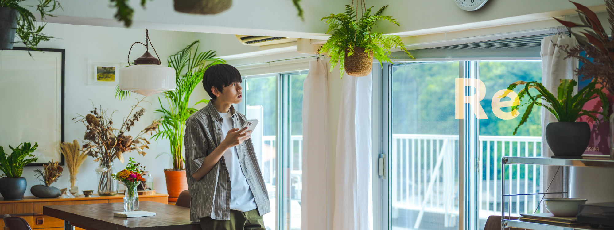 部屋の中で携帯電話を持つ男性